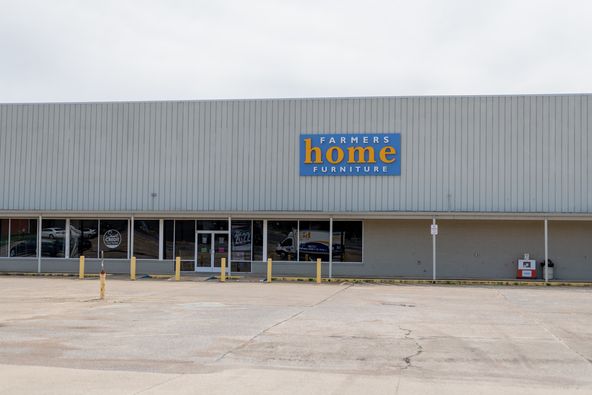 Brooklyn Shopping Center: 923-951 East College Street, Pulaski, TN 38478